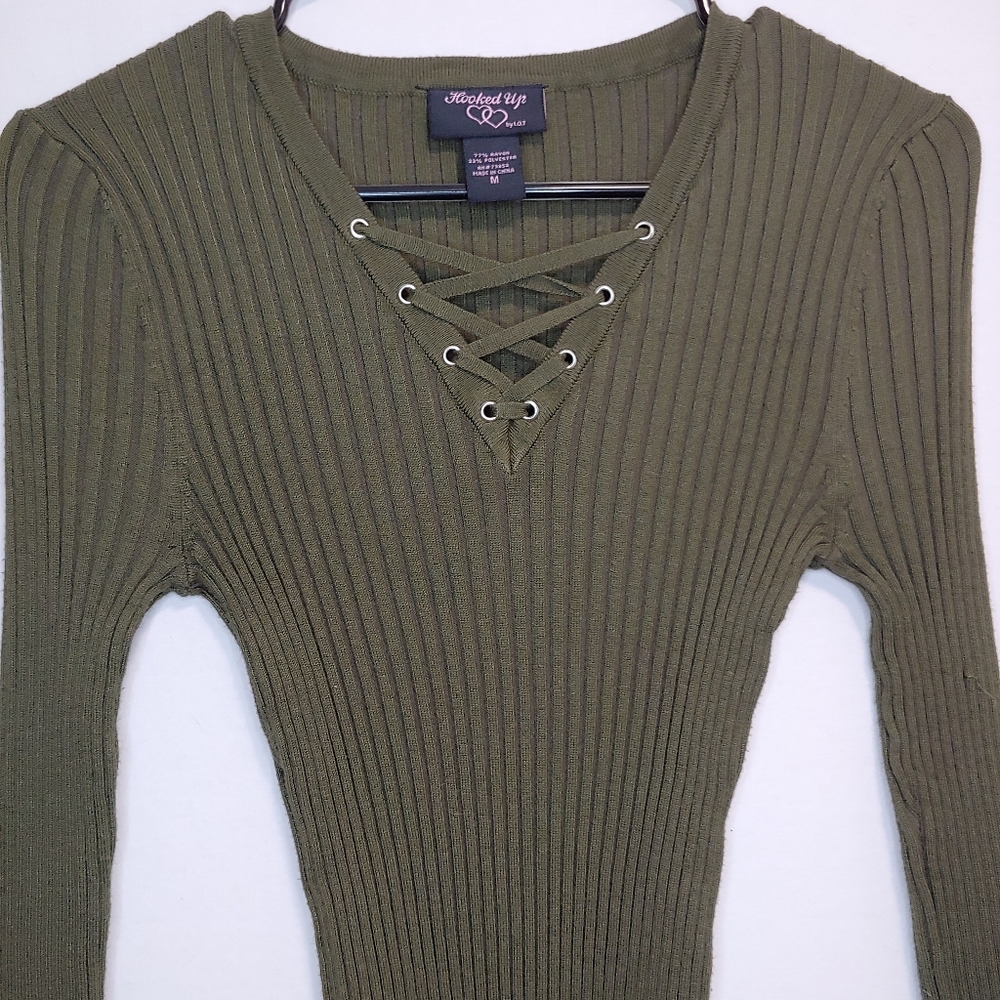 Hooked Up by I.O.T. Green Ribbed Long Sleeve Lace Up V Neck Top Size Medium - Picture 5 of 8